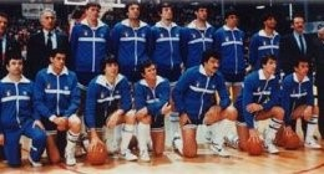 Formazione della Nazionale Italiana del 1981: Pierluigi Marzorati, Mike Silvester, Renato Villalta, Pietro Generali, Dino Meneghin, Franco Boselli, Roberto Brunamonti, Enrico Gilardi, Domenico Zampolini, Ario Costa, Vittorio Ferracini, Renzo Vecchiato. Allenatore Sandro Gamba.